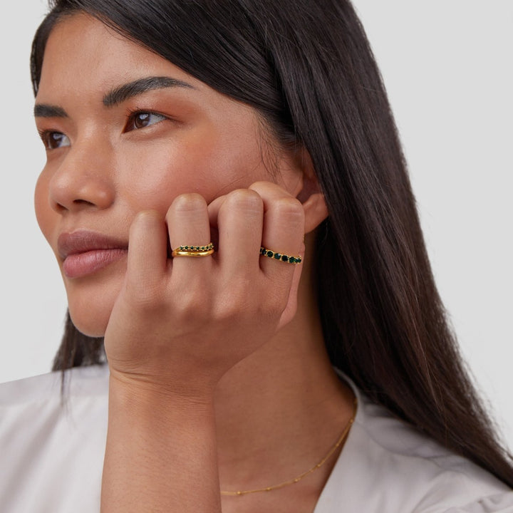 Lagdelt ring i smaragdgrøn med raffineret finish