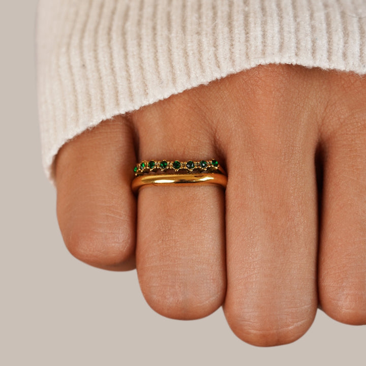 Elegant smaragdgrøn ring med raffinerede lag