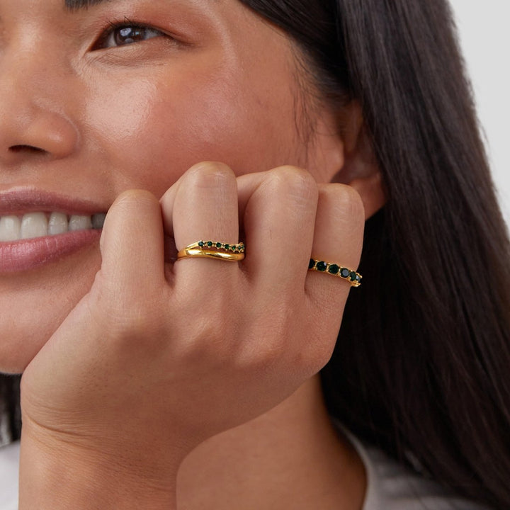 Elegant smaragdgrøn ring med raffinerede lag