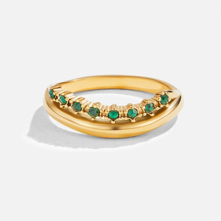 Lagdelt ring i smaragdgrøn med raffineret finish