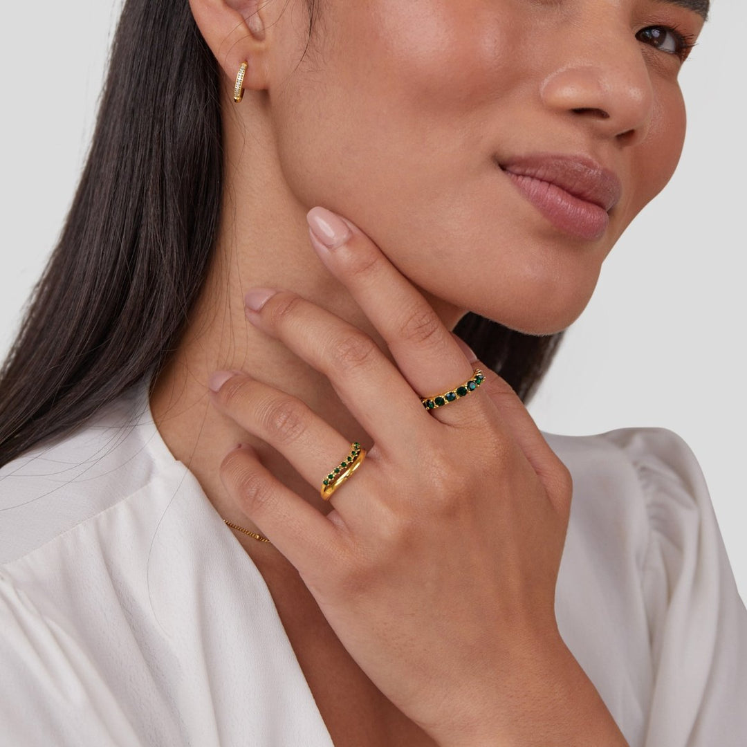 Elegant smaragdgrøn ring med raffinerede lag