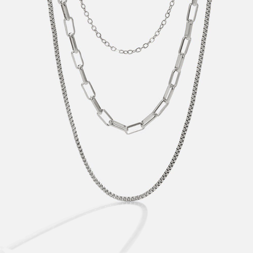 Elegant sølvhalskæde i lynstil med diskrete detaljer
