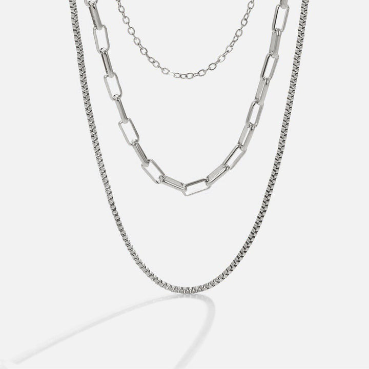 Elegant sølvhalskæde i lynstil med diskrete detaljer