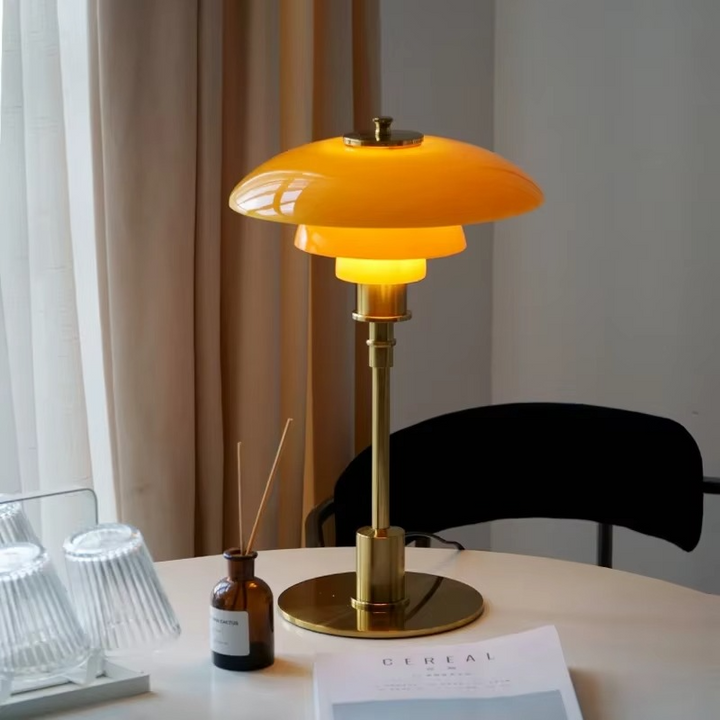 https://cdn.shopify.com/s/files/1/0575/0731/5784/files/moderne-dansk-led-bordlampe-i-skandinavisk-stil-slankt-jern--og-glasdesign-varm-glod-stilfuld-belysn-1.png?v=1748699648