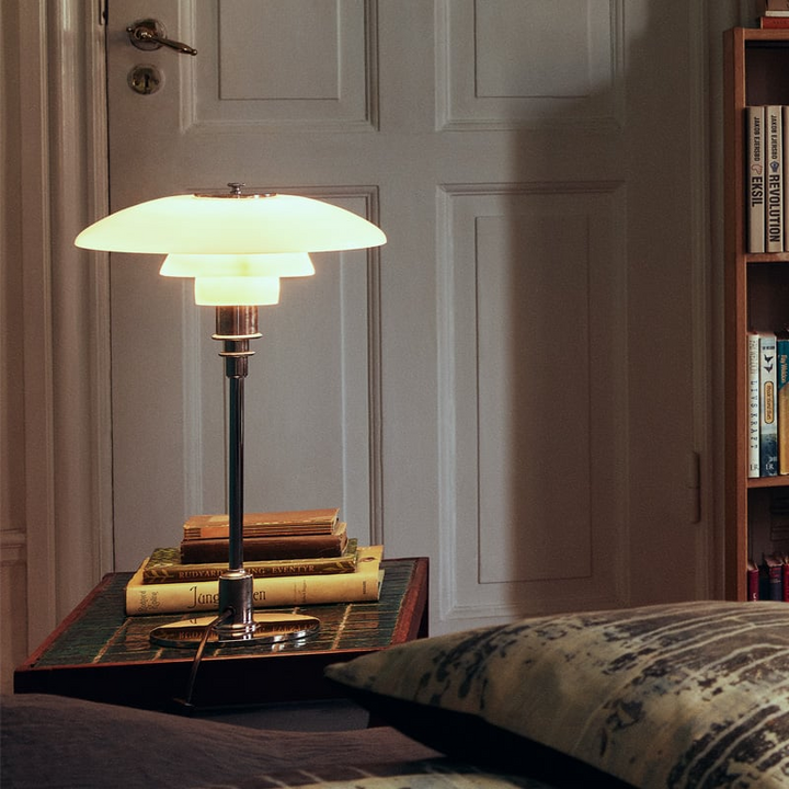 https://cdn.shopify.com/s/files/1/0575/0731/5784/files/moderne-dansk-led-bordlampe-i-skandinavisk-stil-slankt-jern--og-glasdesign-varm-glod-stilfuld-belysn-10.png?v=1748699667