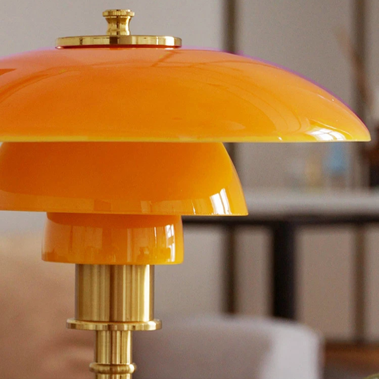https://cdn.shopify.com/s/files/1/0575/0731/5784/files/moderne-dansk-led-bordlampe-i-skandinavisk-stil-slankt-jern--og-glasdesign-varm-glod-stilfuld-belysn-11.png?v=1748699669