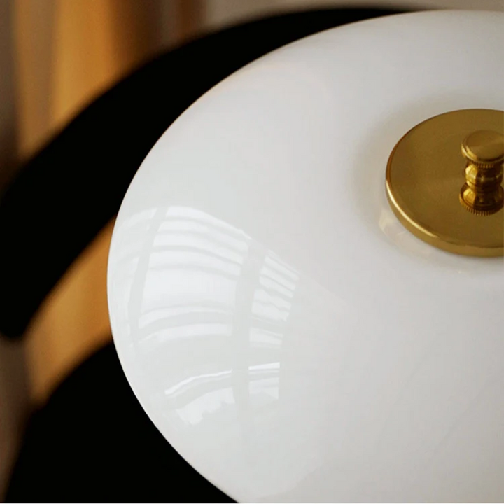 https://cdn.shopify.com/s/files/1/0575/0731/5784/files/moderne-dansk-led-bordlampe-i-skandinavisk-stil-slankt-jern--og-glasdesign-varm-glod-stilfuld-belysn-12.png?v=1748699671