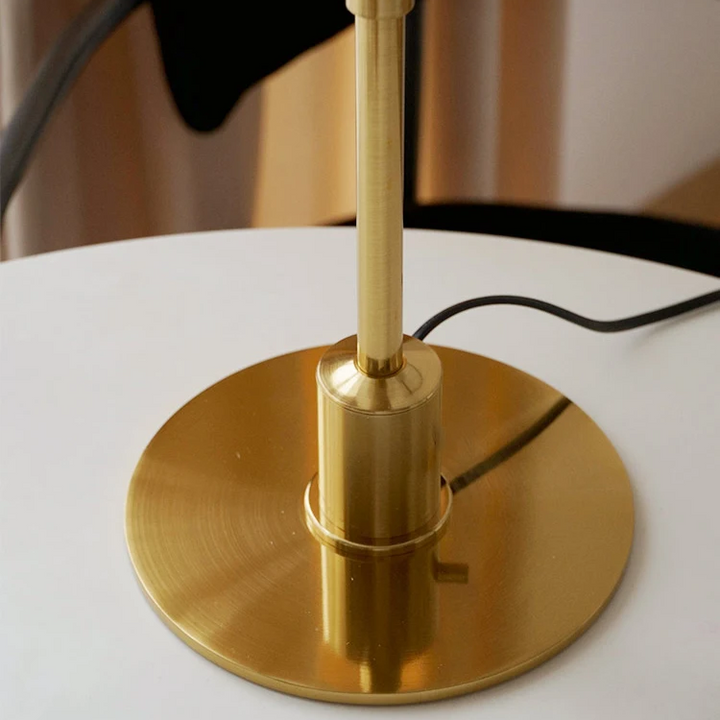https://cdn.shopify.com/s/files/1/0575/0731/5784/files/moderne-dansk-led-bordlampe-i-skandinavisk-stil-slankt-jern--og-glasdesign-varm-glod-stilfuld-belysn-13.png?v=1748699673