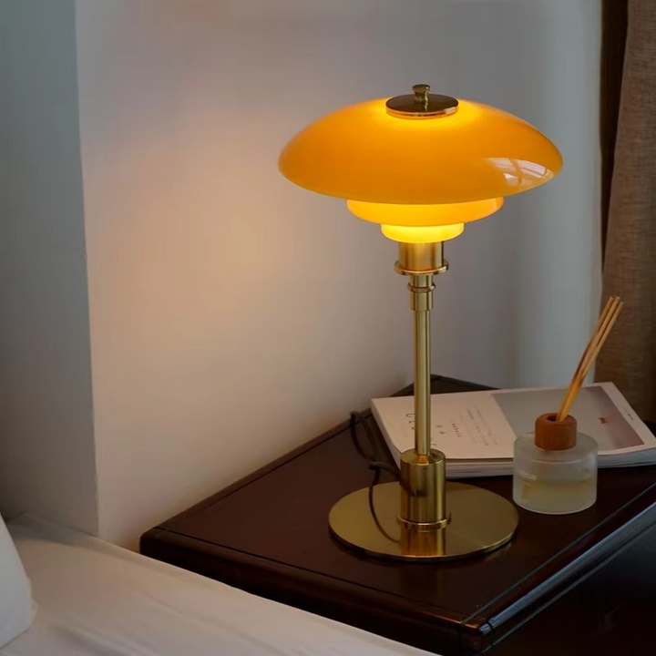 https://cdn.shopify.com/s/files/1/0575/0731/5784/files/moderne-dansk-led-bordlampe-i-skandinavisk-stil-slankt-jern--og-glasdesign-varm-glod-stilfuld-belysn-3.png?v=1748699652