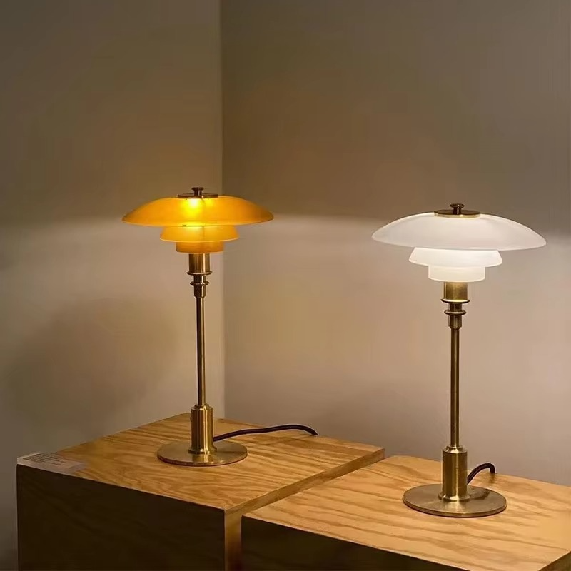 https://cdn.shopify.com/s/files/1/0575/0731/5784/files/moderne-dansk-led-bordlampe-i-skandinavisk-stil-slankt-jern--og-glasdesign-varm-glod-stilfuld-belysn-4.png?v=1748699654