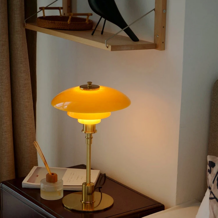 https://cdn.shopify.com/s/files/1/0575/0731/5784/files/moderne-dansk-led-bordlampe-i-skandinavisk-stil-slankt-jern--og-glasdesign-varm-glod-stilfuld-belysn-5.png?v=1748699657