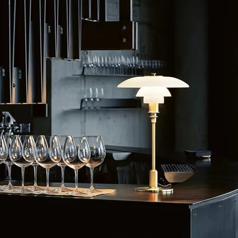 https://cdn.shopify.com/s/files/1/0575/0731/5784/files/moderne-dansk-led-bordlampe-i-skandinavisk-stil-slankt-jern--og-glasdesign-varm-glod-stilfuld-belysn-6.png?v=1748699659