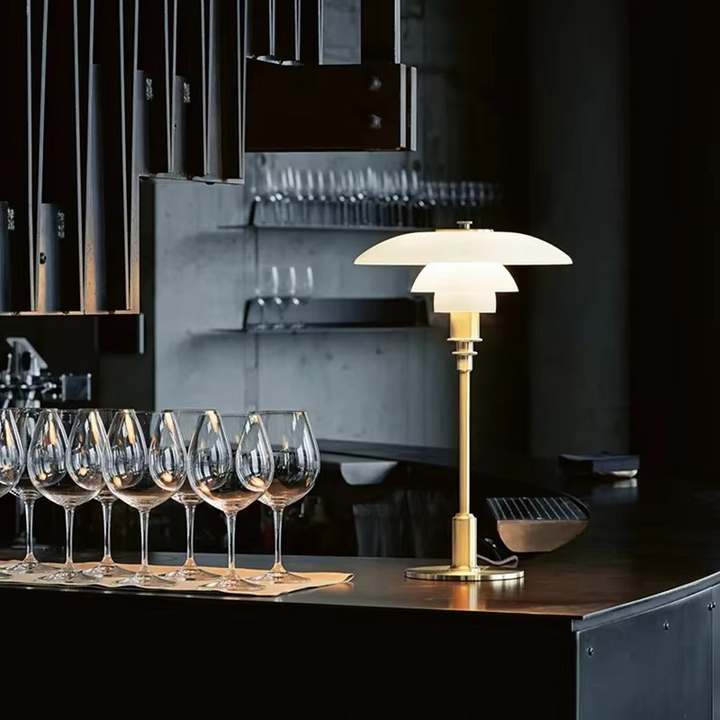 https://cdn.shopify.com/s/files/1/0575/0731/5784/files/moderne-dansk-led-bordlampe-i-skandinavisk-stil-slankt-jern--og-glasdesign-varm-glod-stilfuld-belysn-6.png?v=1748699659