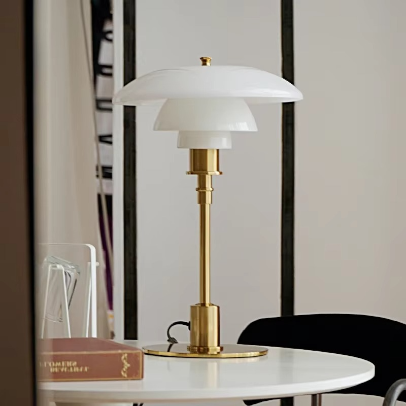 https://cdn.shopify.com/s/files/1/0575/0731/5784/files/moderne-dansk-led-bordlampe-i-skandinavisk-stil-slankt-jern--og-glasdesign-varm-glod-stilfuld-belysn-7.png?v=1748699660