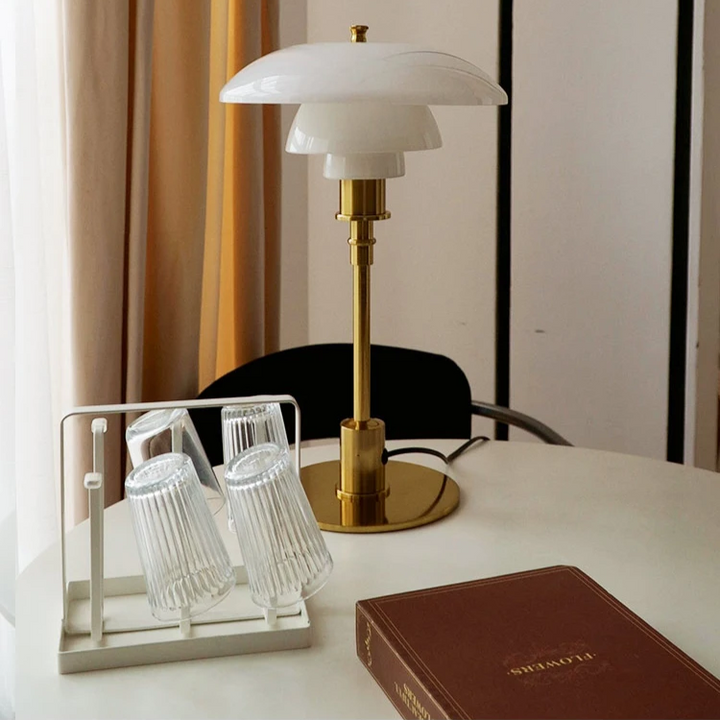 https://cdn.shopify.com/s/files/1/0575/0731/5784/files/moderne-dansk-led-bordlampe-i-skandinavisk-stil-slankt-jern--og-glasdesign-varm-glod-stilfuld-belysn-8.png?v=1748699663