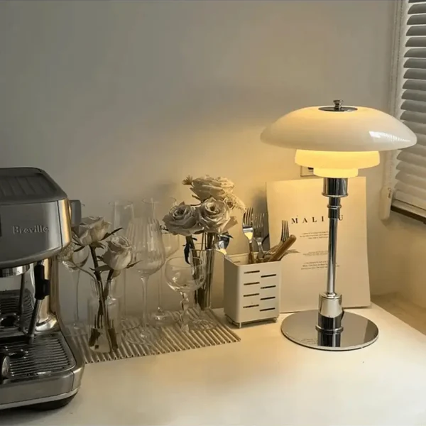 https://cdn.shopify.com/s/files/1/0575/0731/5784/files/moderne-dansk-led-bordlampe-i-skandinavisk-stil-slankt-jern--og-glasdesign-varm-glod-stilfuld-belysn-9.png?v=1748699665