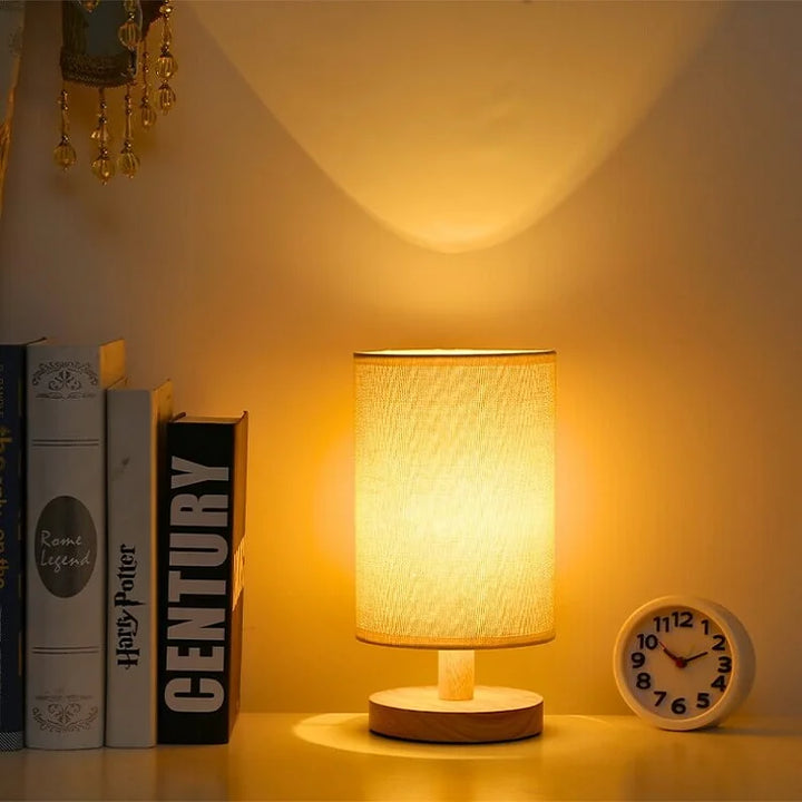 Moderne Trælampe til Natbord | Dæmpbar & Fjernbetjening