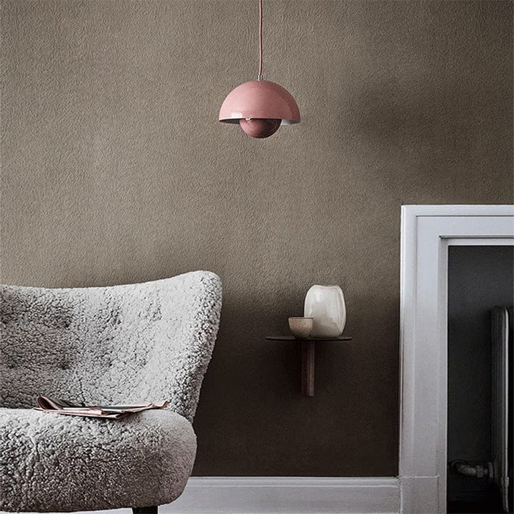 https://cdn.shopify.com/s/files/1/0575/0731/5784/files/moderne-hvid-flowerpot-loftslampe-med-skandinavisk-design-justerbar-hojde-og-led-haengende-fra-loftet-11.jpg?v=1750120191