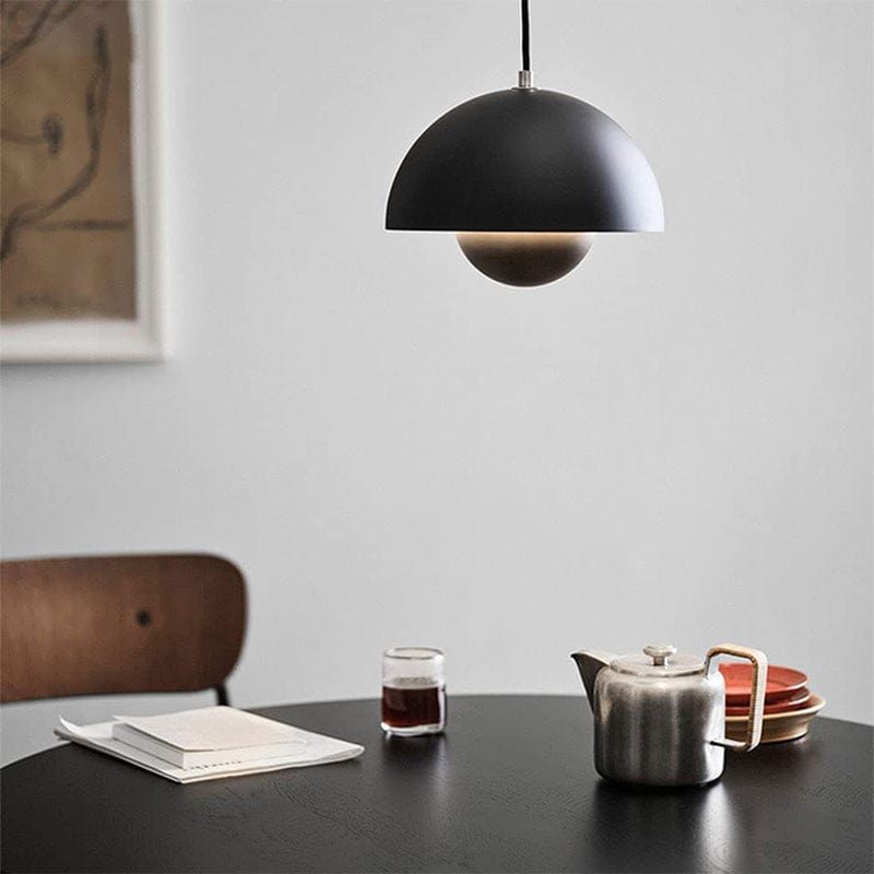 https://cdn.shopify.com/s/files/1/0575/0731/5784/files/moderne-hvid-flowerpot-loftslampe-med-skandinavisk-design-justerbar-hojde-og-led-haengende-fra-loftet-12.jpg?v=1750120193
