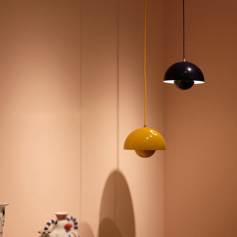 https://cdn.shopify.com/s/files/1/0575/0731/5784/files/moderne-hvid-flowerpot-loftslampe-med-skandinavisk-design-justerbar-hojde-og-led-haengende-fra-loftet-16.jpg?v=1750120201
