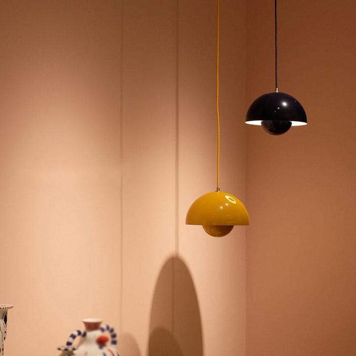 https://cdn.shopify.com/s/files/1/0575/0731/5784/files/moderne-hvid-flowerpot-loftslampe-med-skandinavisk-design-justerbar-hojde-og-led-haengende-fra-loftet-16.jpg?v=1750120201