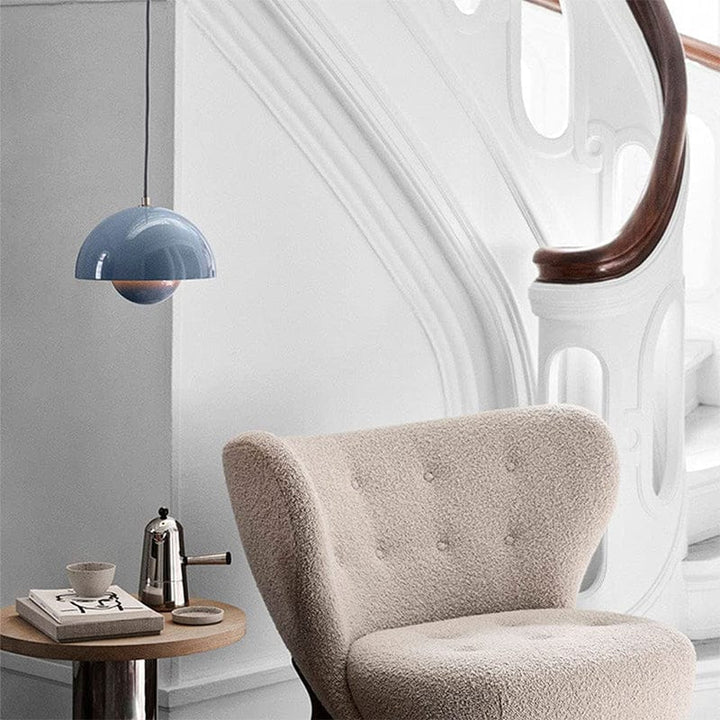 https://cdn.shopify.com/s/files/1/0575/0731/5784/files/moderne-hvid-flowerpot-loftslampe-med-skandinavisk-design-justerbar-hojde-og-led-haengende-fra-loftet-18.jpg?v=1750120205