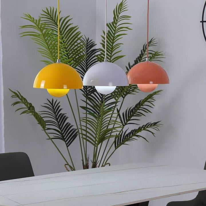 https://cdn.shopify.com/s/files/1/0575/0731/5784/files/moderne-hvid-flowerpot-loftslampe-med-skandinavisk-design-justerbar-hojde-og-led-haengende-fra-loftet-2.jpg?v=1750120173