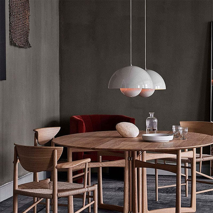 https://cdn.shopify.com/s/files/1/0575/0731/5784/files/moderne-hvid-flowerpot-loftslampe-med-skandinavisk-design-justerbar-hojde-og-led-haengende-fra-loftet-3.jpg?v=1750120175