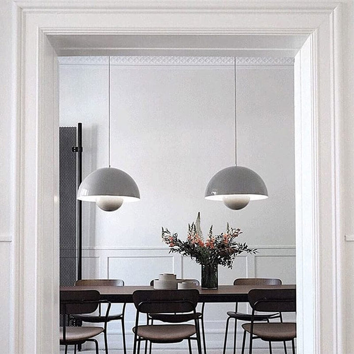 https://cdn.shopify.com/s/files/1/0575/0731/5784/files/moderne-hvid-flowerpot-loftslampe-med-skandinavisk-design-justerbar-hojde-og-led-haengende-fra-loftet-4.jpg?v=1750120177