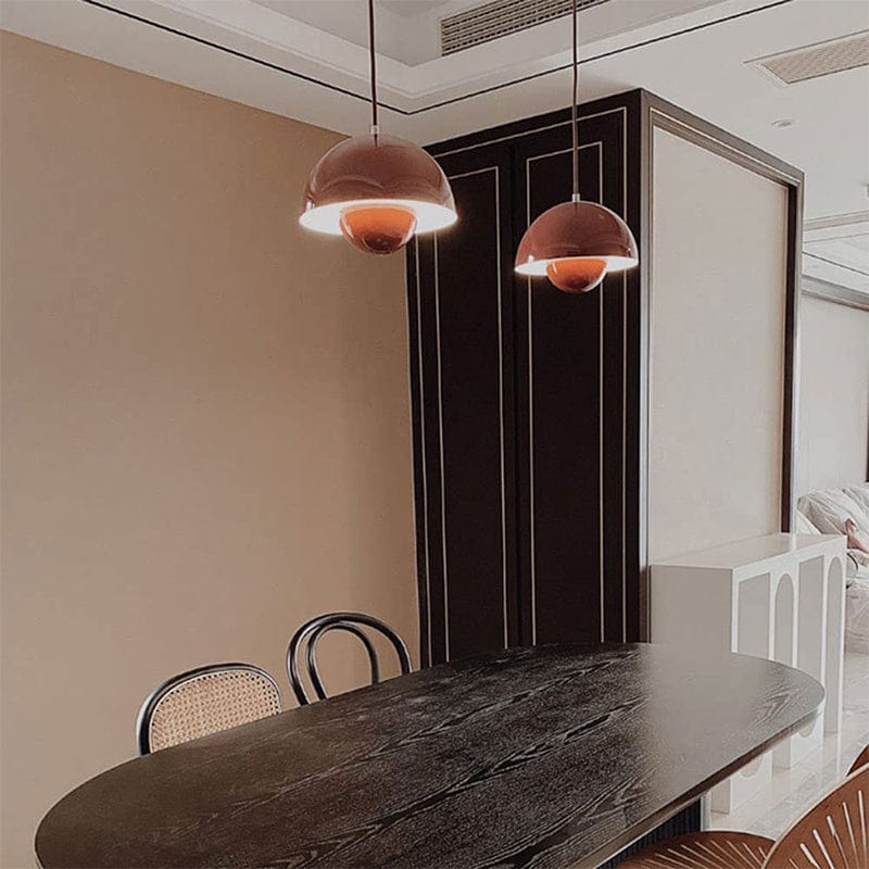 https://cdn.shopify.com/s/files/1/0575/0731/5784/files/moderne-hvid-flowerpot-loftslampe-med-skandinavisk-design-justerbar-hojde-og-led-haengende-fra-loftet-5.jpg?v=1750120179