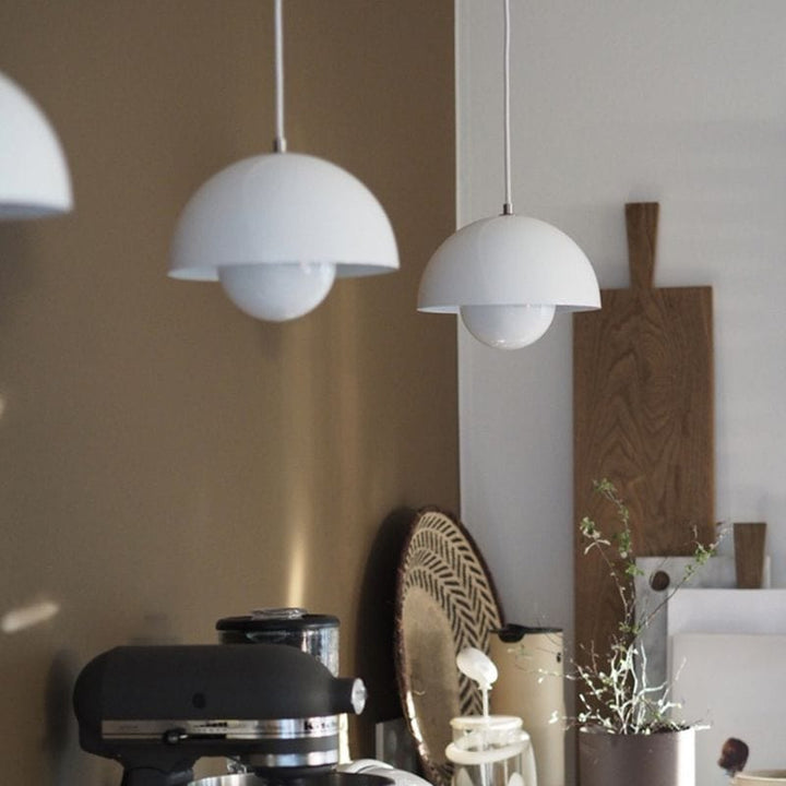 https://cdn.shopify.com/s/files/1/0575/0731/5784/files/moderne-hvid-flowerpot-loftslampe-med-skandinavisk-design-justerbar-hojde-og-led-haengende-fra-loftet-7.jpg?v=1750120183