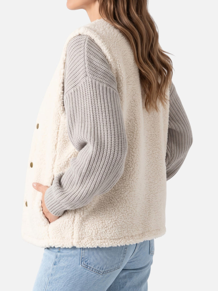 Ærmeløs sherpavest med knapper til damer