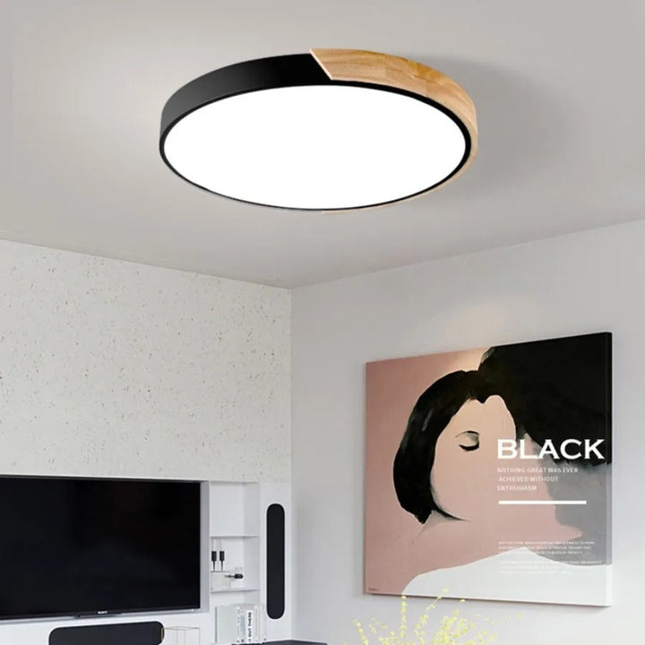 Loftlampe i nordisk træ formet som en makron til moderne rum