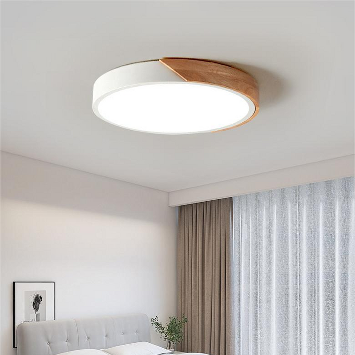 Loftlampe i nordisk træ formet som en makron til moderne rum