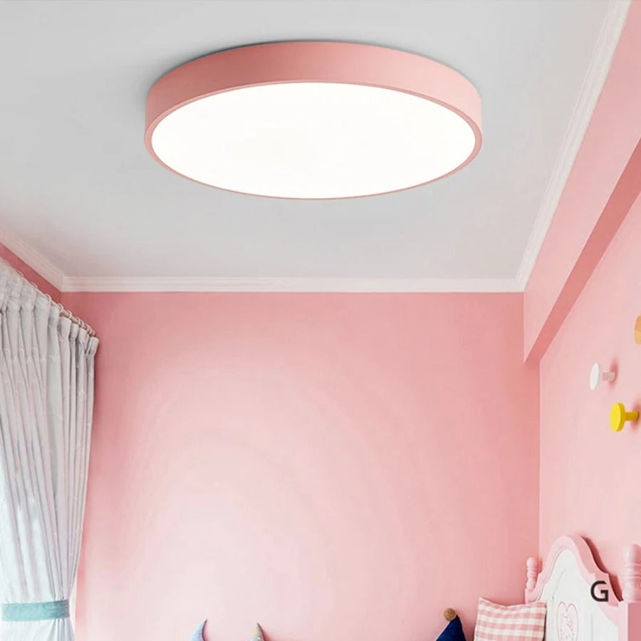 Loftlampe i nordisk træ formet som en makron til moderne rum