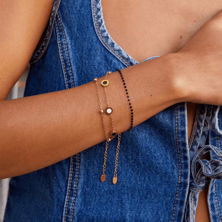 Elegant armbånd med onyx og hvide sten