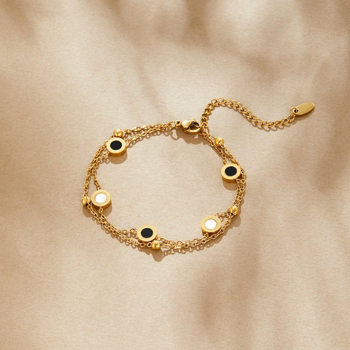 Elegant armbånd med onyx og hvide sten
