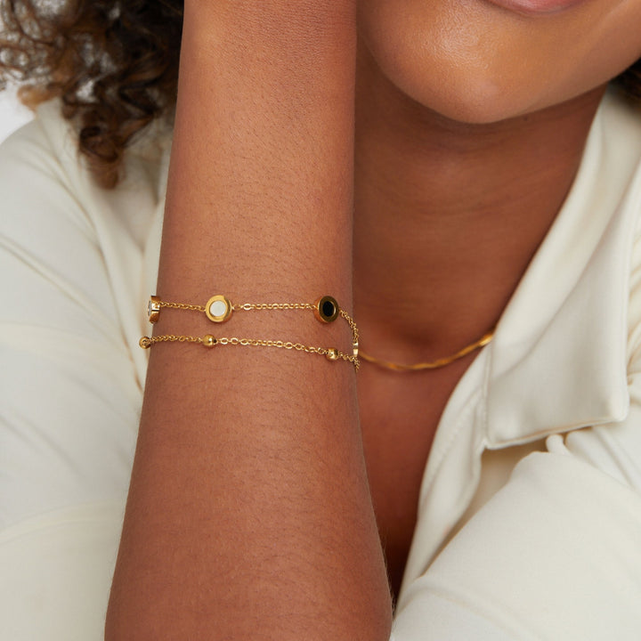 Elegant armbånd med onyx og hvide sten