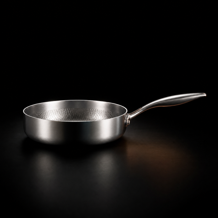 Håndhamret højsidet stegepande i titanium