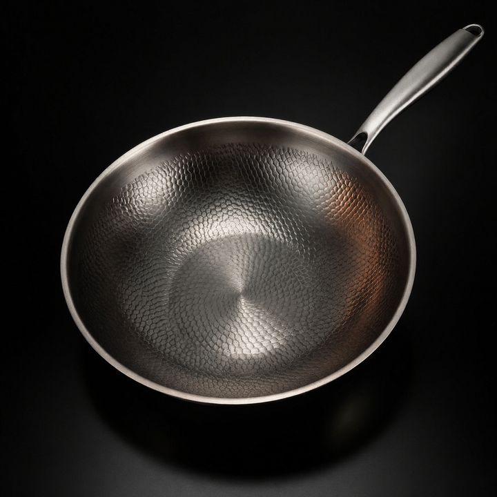 Hamret wokpande af titanium med flad bund