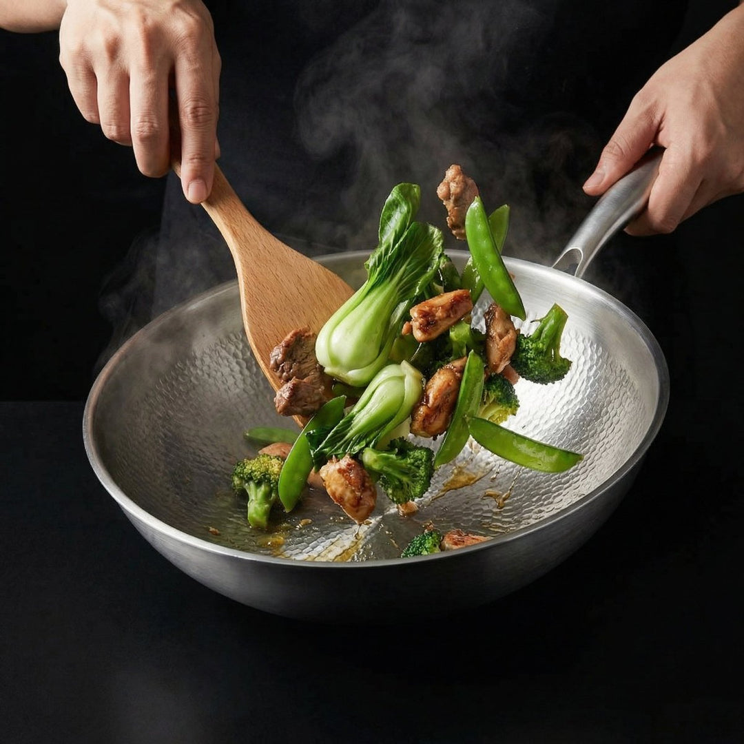 Hamret wokpande af titanium med flad bund