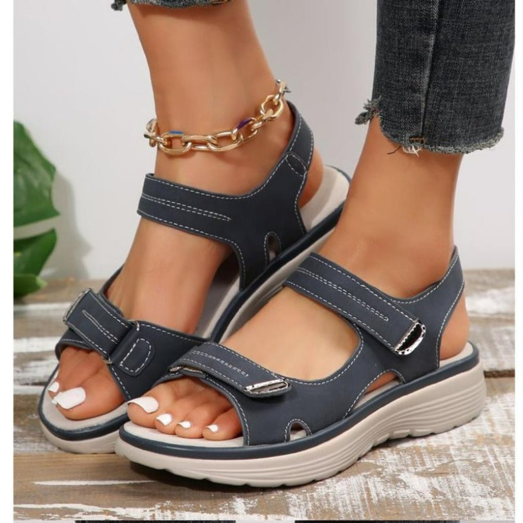 https://cdn.shopify.com/s/files/1/0575/0731/5784/files/ortopaediske-sandaler-med-ergonomisk-design-bred-taboks-og-svangstotte-perfektioneret-for-maksimal-ko-10.jpg?v=1748698305