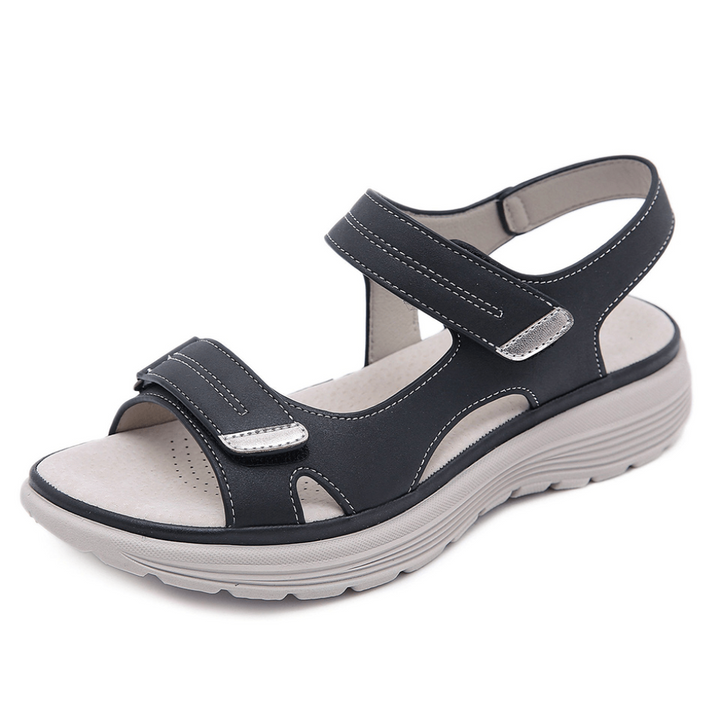 https://cdn.shopify.com/s/files/1/0575/0731/5784/files/ortopaediske-sandaler-med-ergonomisk-design-bred-taboks-og-svangstotte-perfektioneret-for-maksimal-ko-2.png?v=1748698288