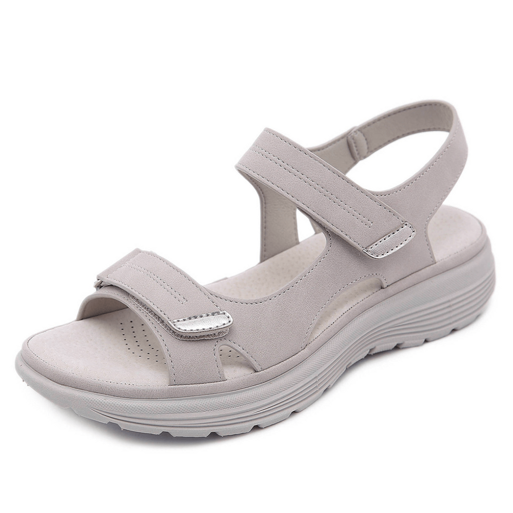 https://cdn.shopify.com/s/files/1/0575/0731/5784/files/ortopaediske-sandaler-med-ergonomisk-design-bred-taboks-og-svangstotte-perfektioneret-for-maksimal-ko-3.png?v=1748698291