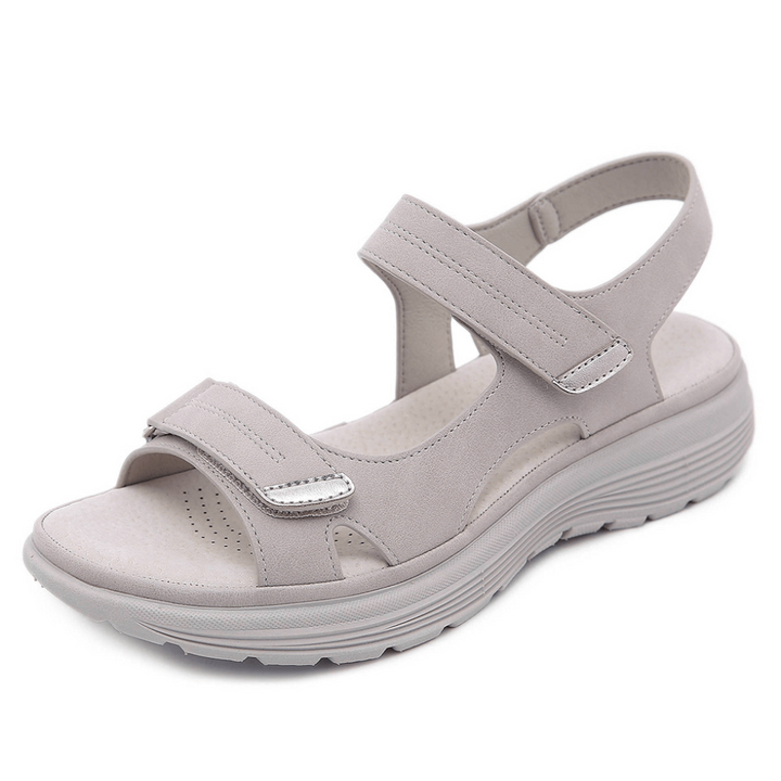 https://cdn.shopify.com/s/files/1/0575/0731/5784/files/ortopaediske-sandaler-med-ergonomisk-design-bred-taboks-og-svangstotte-perfektioneret-for-maksimal-ko-3.png?v=1748698291