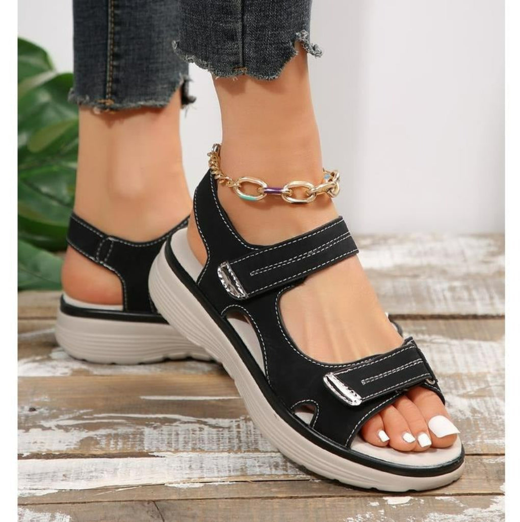 https://cdn.shopify.com/s/files/1/0575/0731/5784/files/ortopaediske-sandaler-med-ergonomisk-design-bred-taboks-og-svangstotte-perfektioneret-for-maksimal-ko-5.jpg?v=1748698295