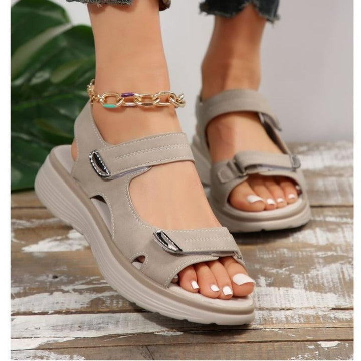 https://cdn.shopify.com/s/files/1/0575/0731/5784/files/ortopaediske-sandaler-med-ergonomisk-design-bred-taboks-og-svangstotte-perfektioneret-for-maksimal-ko-8.jpg?v=1748698300