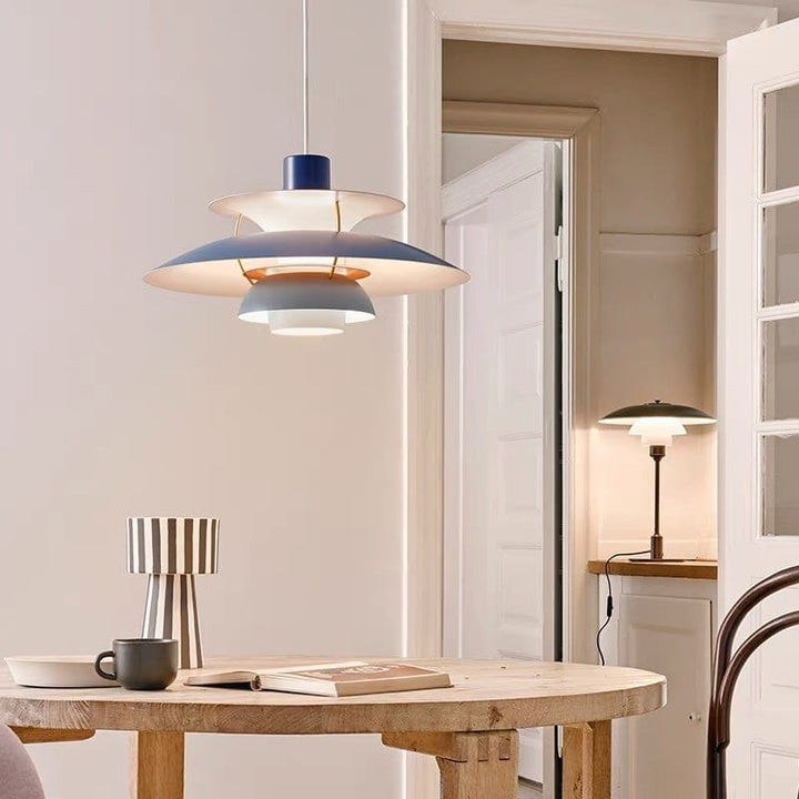 https://cdn.shopify.com/s/files/1/0575/0731/5784/files/ph5-premium-pendellampe-i-aluminium-med-monokrom-design-ikonisk-og-tidlos-for-klassisk-og-moderne-hj-11.jpg?v=1750120139
