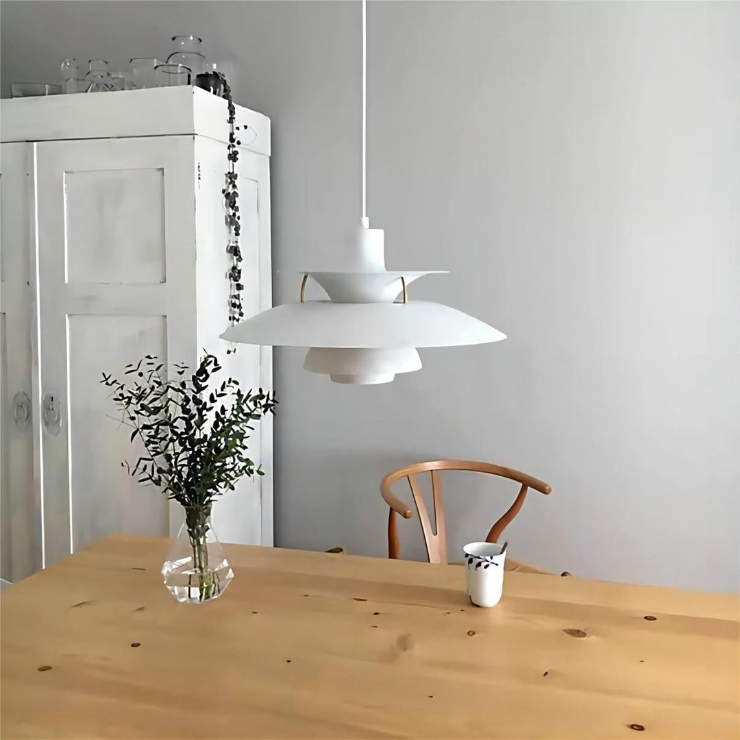 https://cdn.shopify.com/s/files/1/0575/0731/5784/files/ph5-premium-pendellampe-i-aluminium-med-monokrom-design-ikonisk-og-tidlos-for-klassisk-og-moderne-hj-15.jpg?v=1750120147
