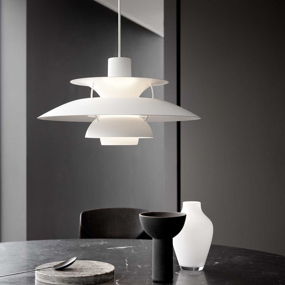 https://cdn.shopify.com/s/files/1/0575/0731/5784/files/ph5-premium-pendellampe-i-aluminium-med-monokrom-design-ikonisk-og-tidlos-for-klassisk-og-moderne-hj-3.jpg?v=1750120123